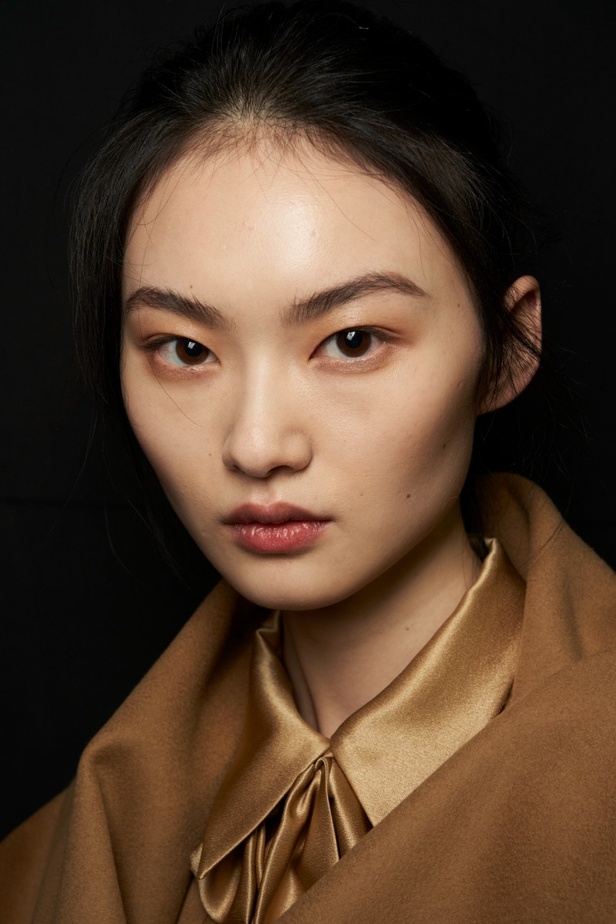 اطلالات جمالية من عرض أزياء البيرتا فيريتي لموسم خريف وشتاء 2022