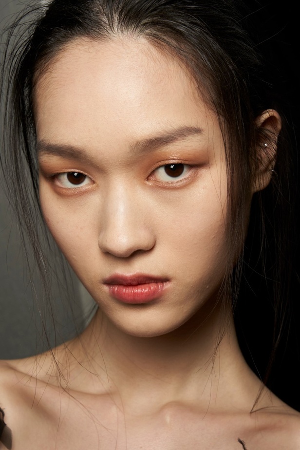 اطلالات جمالية من عرض أزياء البيرتا فيريتي لموسم خريف وشتاء 2022