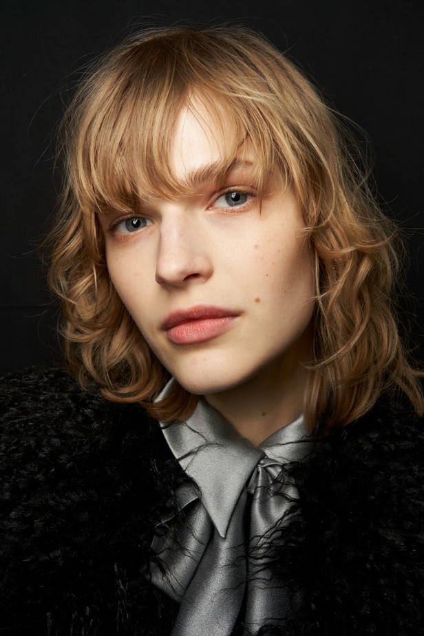 اطلالات جمالية من عرض أزياء البيرتا فيريتي لموسم خريف وشتاء 2022