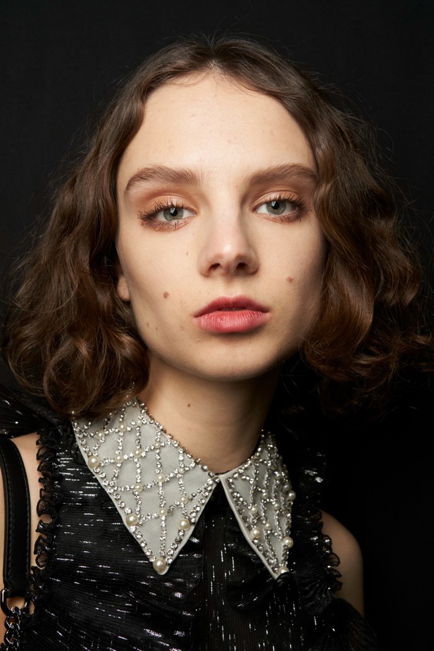 اطلالات جمالية من عرض أزياء البيرتا فيريتي لموسم خريف وشتاء 2022