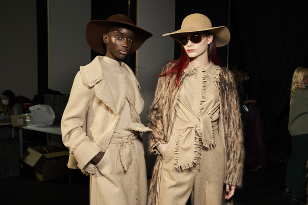 عرض أزياء Alberta Ferretti لموسم خريف 2022