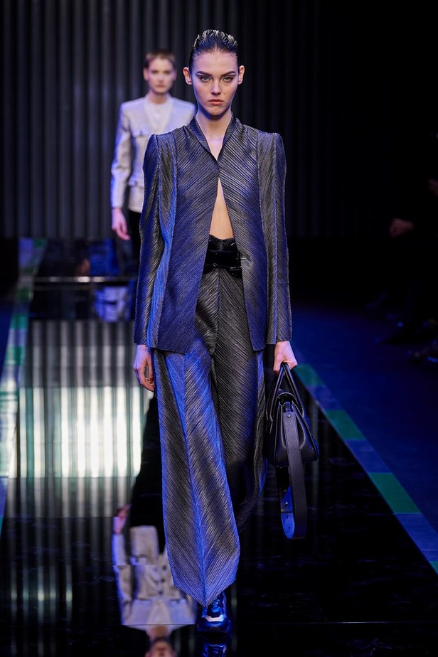 عرض Giorgio Armani  لخريف 2022 مجموعة غارقة في عصر موسيقى الجاز