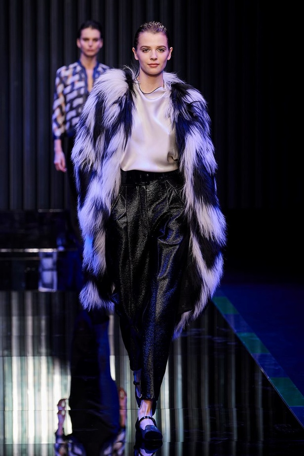 عرض Giorgio Armani  لخريف 2022 مجموعة غارقة في عصر موسيقى الجاز