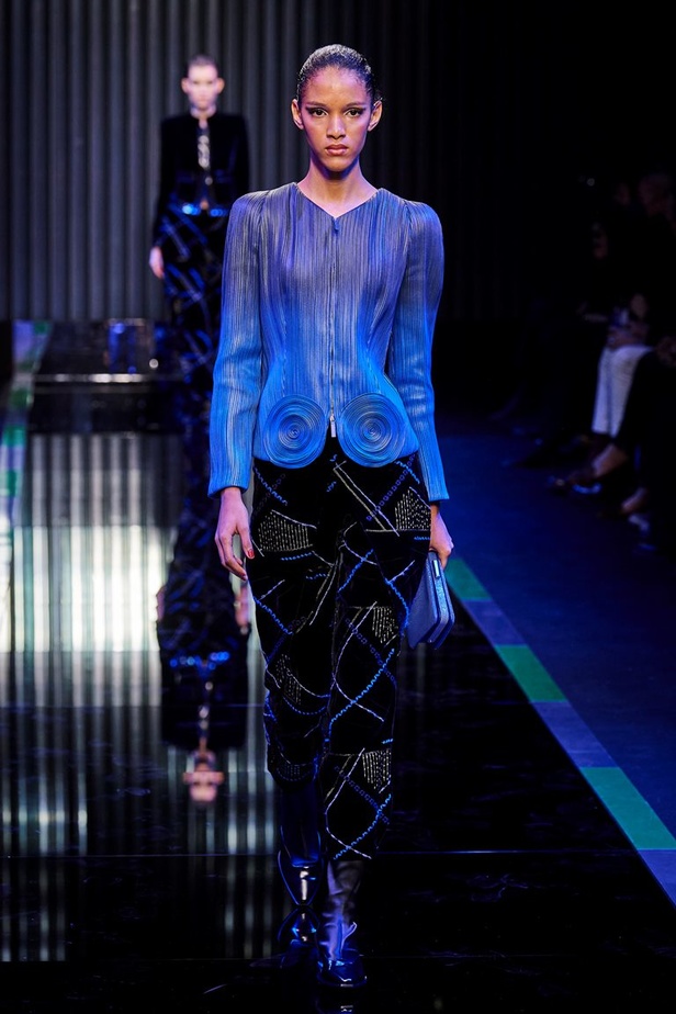 عرض Giorgio Armani  لخريف 2022 مجموعة غارقة في عصر موسيقى الجاز