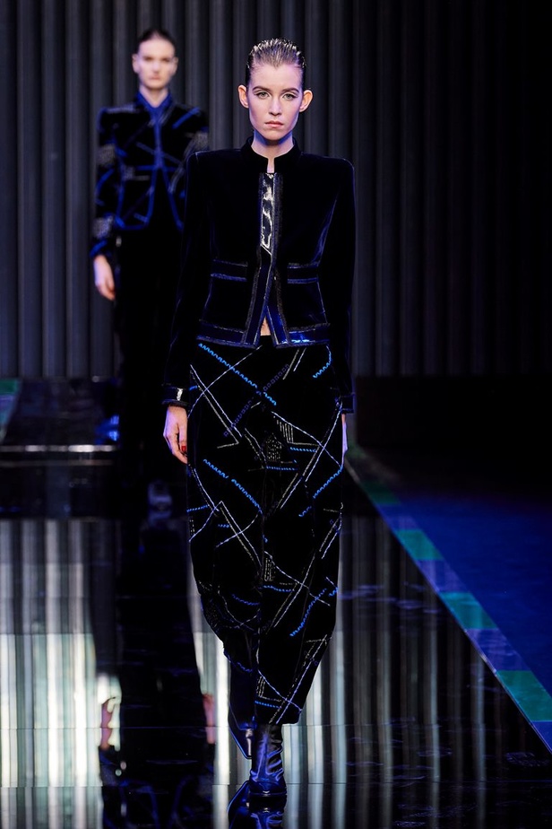 عرض Giorgio Armani  لخريف 2022 مجموعة غارقة في عصر موسيقى الجاز
