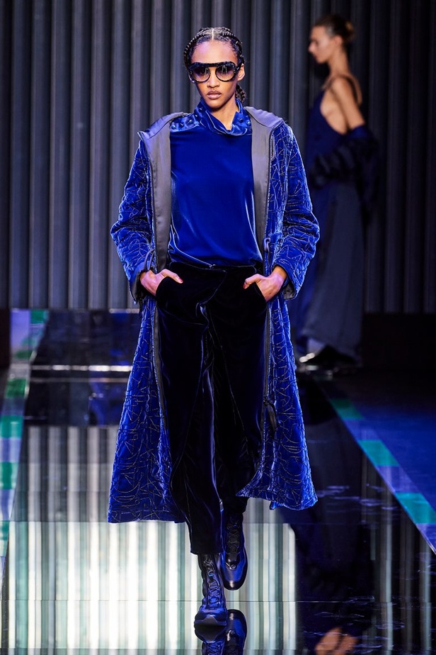 عرض Giorgio Armani  لخريف 2022 مجموعة غارقة في عصر موسيقى الجاز