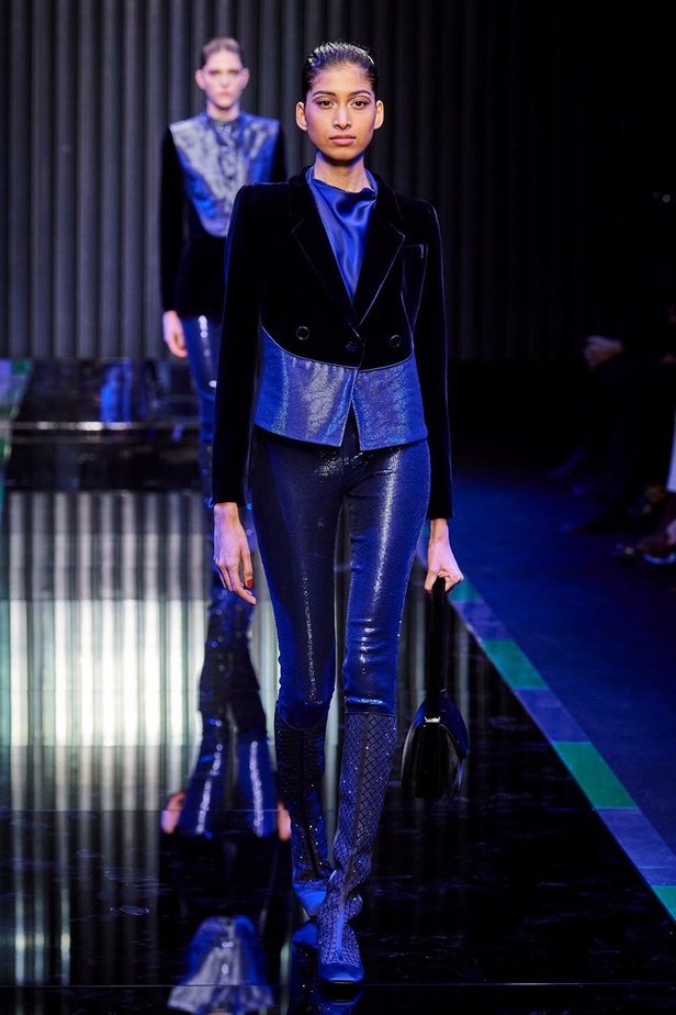 عرض Giorgio Armani  لخريف 2022 مجموعة غارقة في عصر موسيقى الجاز
