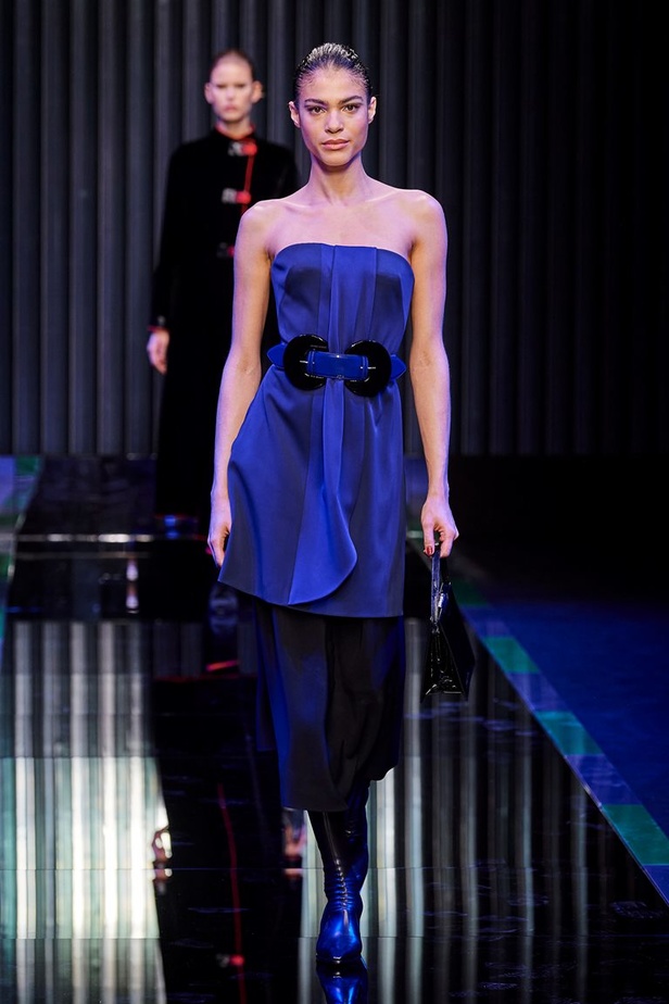 عرض Giorgio Armani  لخريف 2022 مجموعة غارقة في عصر موسيقى الجاز