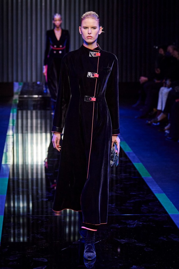 عرض Giorgio Armani  لخريف 2022 مجموعة غارقة في عصر موسيقى الجاز