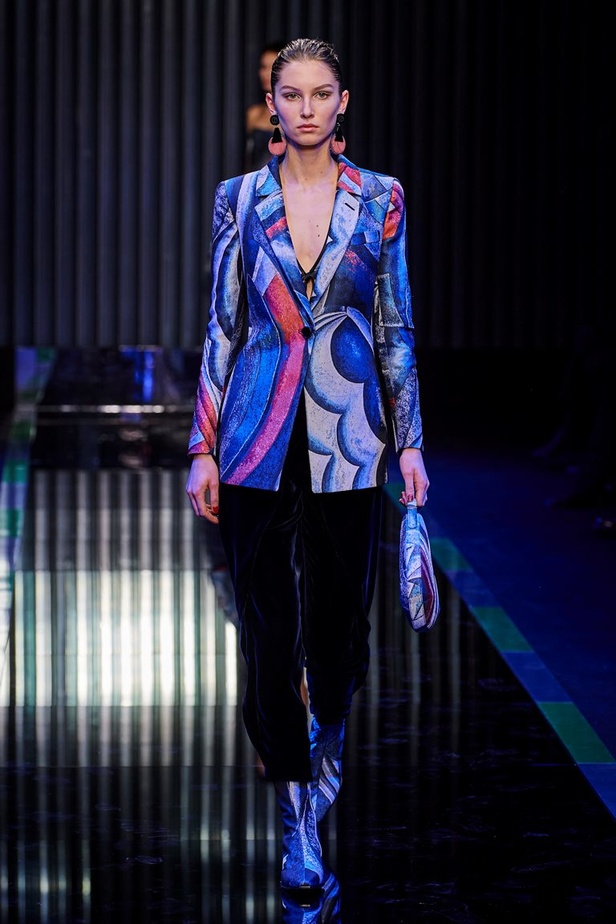 عرض Giorgio Armani  لخريف 2022 مجموعة غارقة في عصر موسيقى الجاز