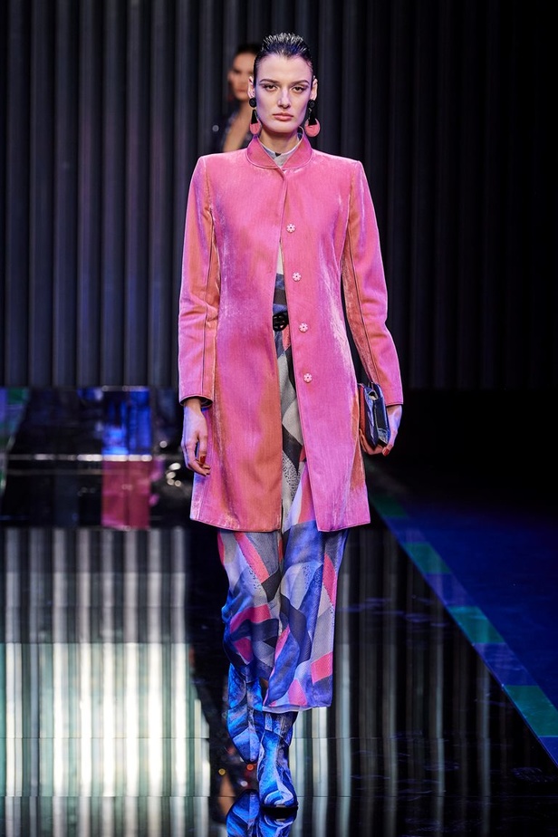 عرض Giorgio Armani  لخريف 2022 مجموعة غارقة في عصر موسيقى الجاز