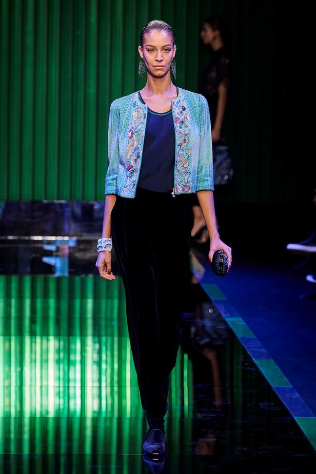 عرض Giorgio Armani  لخريف 2022 مجموعة غارقة في عصر موسيقى الجاز