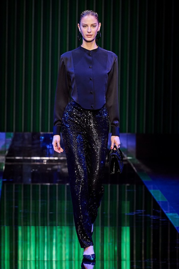 عرض Giorgio Armani  لخريف 2022 مجموعة غارقة في عصر موسيقى الجاز