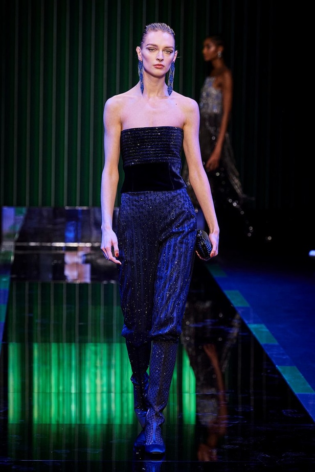 عرض Giorgio Armani  لخريف 2022 مجموعة غارقة في عصر موسيقى الجاز