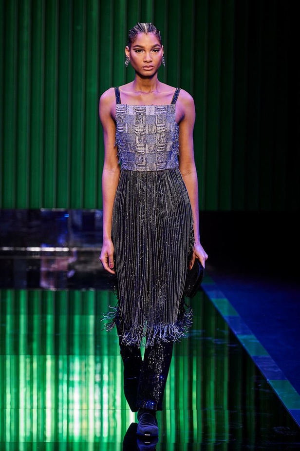 عرض Giorgio Armani  لخريف 2022 مجموعة غارقة في عصر موسيقى الجاز