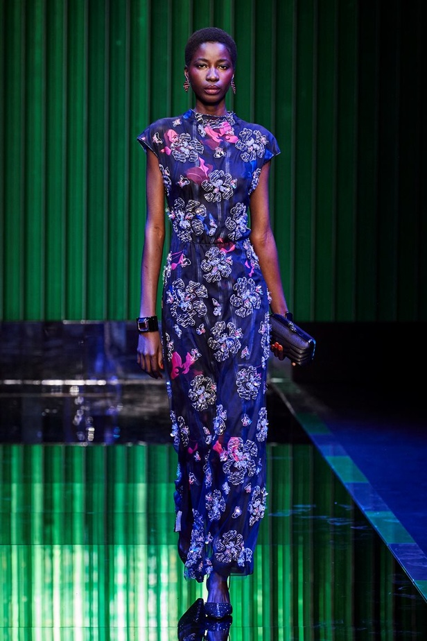 عرض Giorgio Armani  لخريف 2022 مجموعة غارقة في عصر موسيقى الجاز