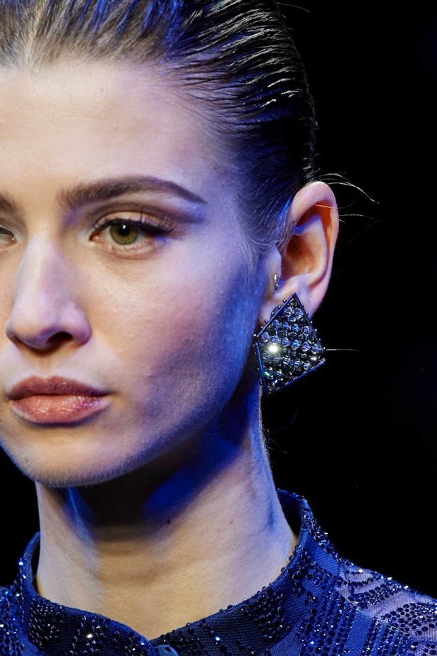 عرض Giorgio Armani  لخريف 2022 مجموعة غارقة في عصر موسيقى الجاز