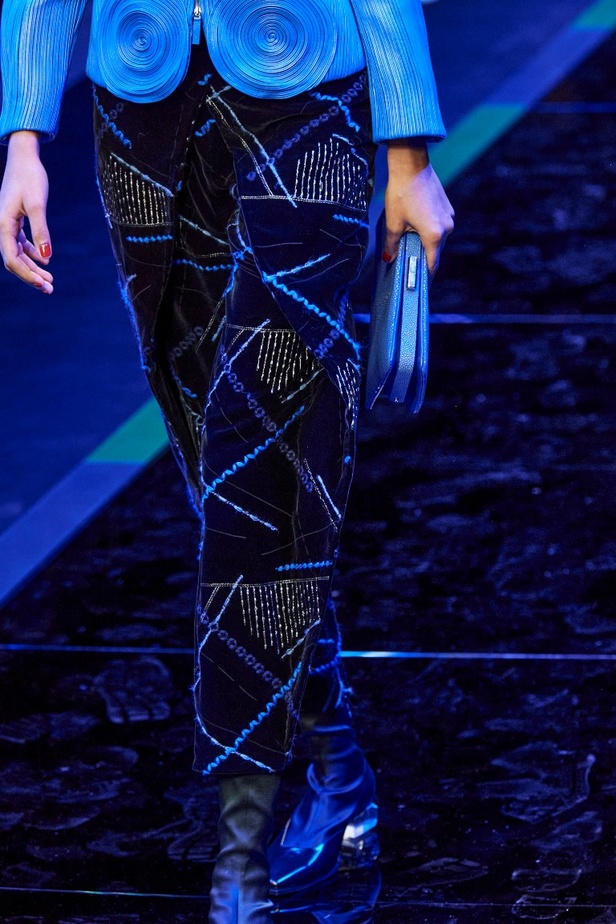 عرض Giorgio Armani  لخريف 2022 مجموعة غارقة في عصر موسيقى الجاز