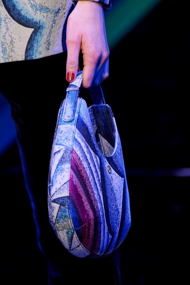 عرض Giorgio Armani  لخريف 2022 مجموعة غارقة في عصر موسيقى الجاز