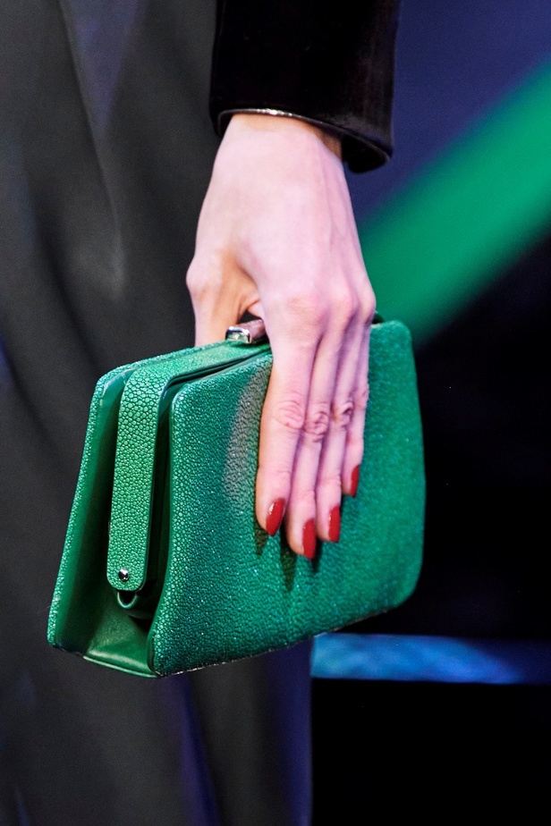 عرض Giorgio Armani  لخريف 2022 مجموعة غارقة في عصر موسيقى الجاز