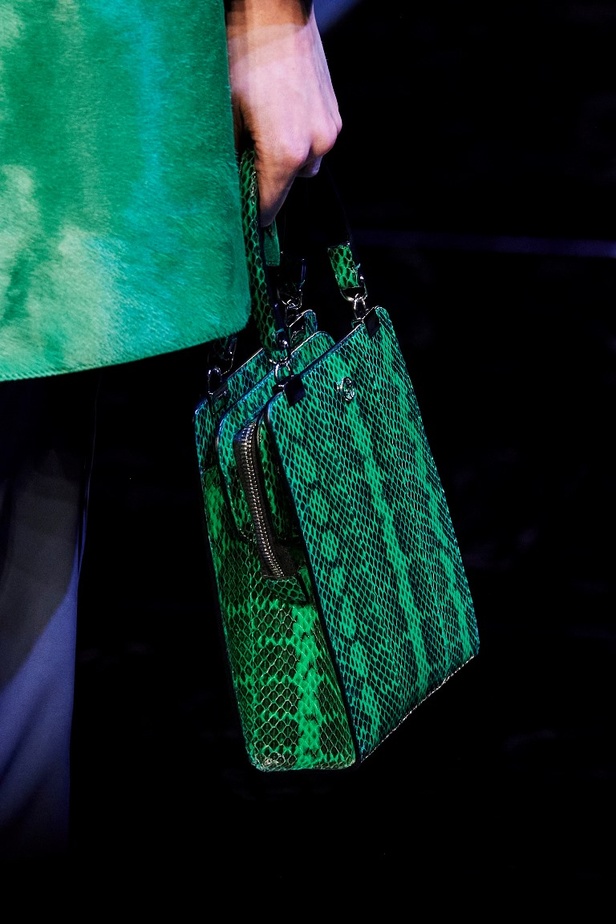 عرض Giorgio Armani  لخريف 2022 مجموعة غارقة في عصر موسيقى الجاز