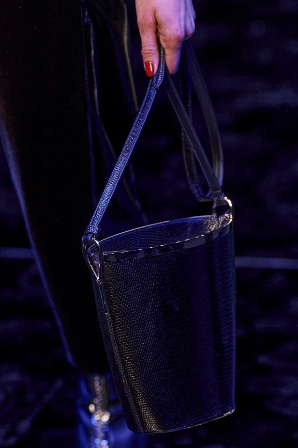 عرض Giorgio Armani  لخريف 2022 مجموعة غارقة في عصر موسيقى الجاز