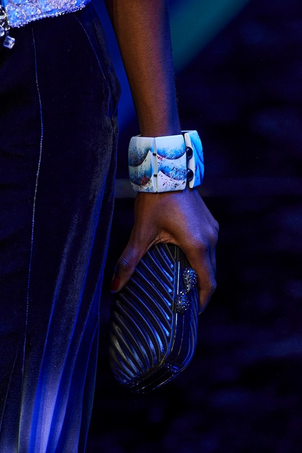 عرض Giorgio Armani  لخريف 2022 مجموعة غارقة في عصر موسيقى الجاز