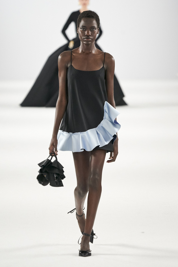 عرض أزياء مجموعة Carolina Herrera لموسم خريف وشتاء 2022 في نيويورك