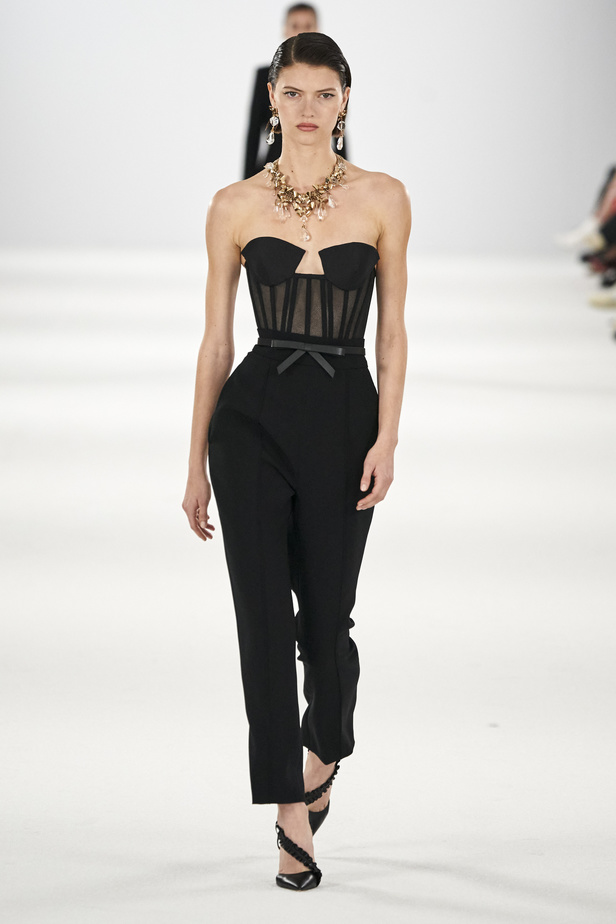 عرض أزياء مجموعة Carolina Herrera لموسم خريف وشتاء 2022 في نيويورك