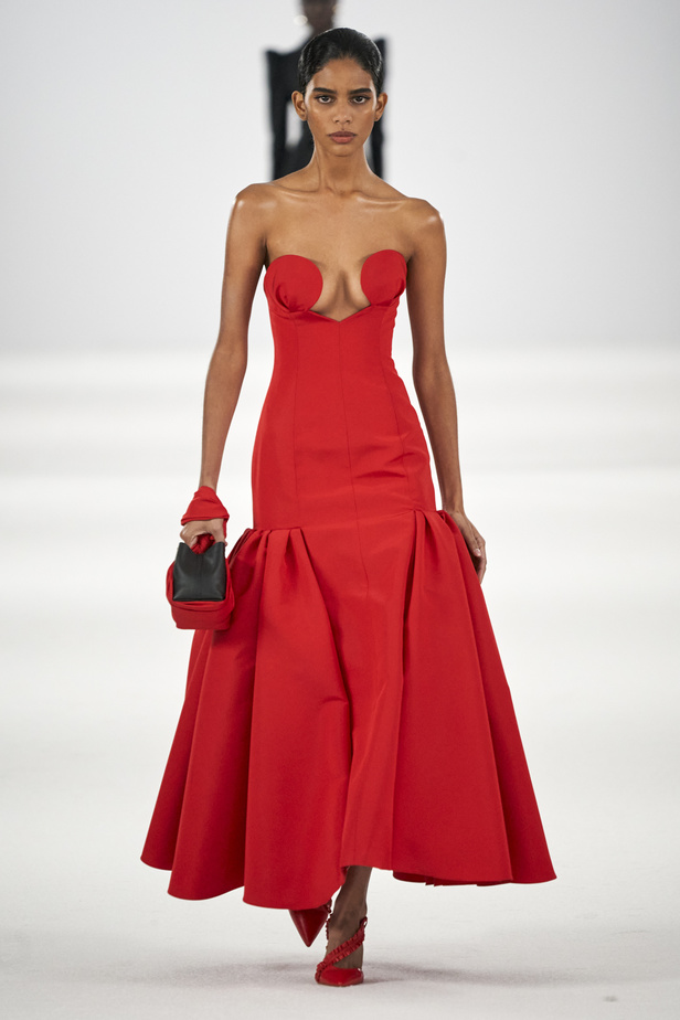 عرض أزياء مجموعة Carolina Herrera لموسم خريف وشتاء 2022 في نيويورك