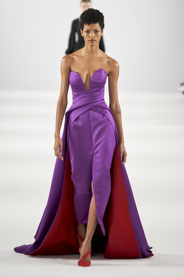 عرض أزياء مجموعة Carolina Herrera لموسم خريف وشتاء 2022 في نيويورك