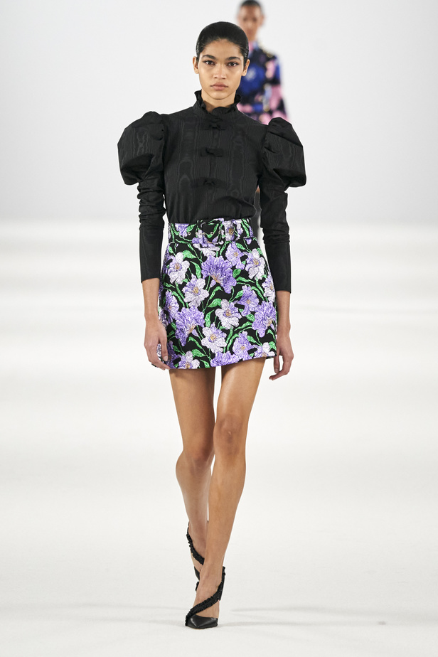 عرض أزياء مجموعة Carolina Herrera لموسم خريف وشتاء 2022 في نيويورك