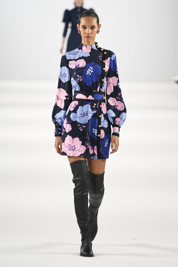 عرض أزياء مجموعة Carolina Herrera لموسم خريف وشتاء 2022 في نيويورك