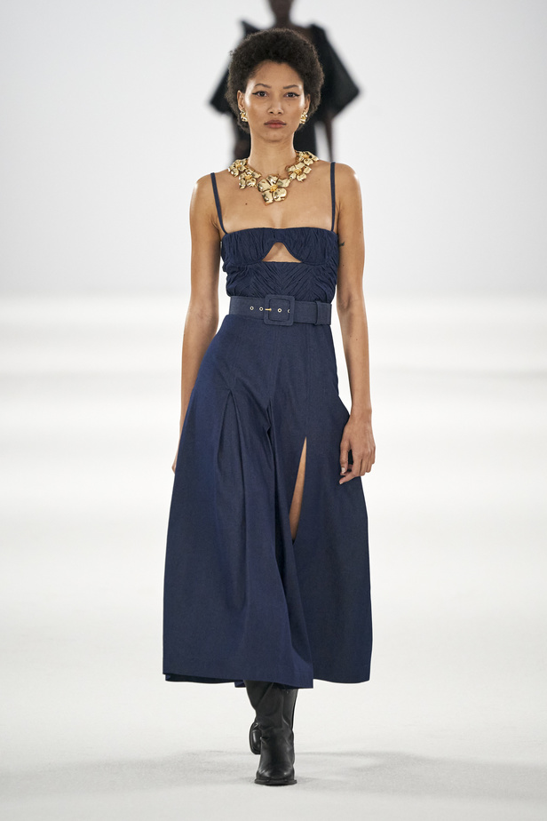 عرض أزياء مجموعة Carolina Herrera لموسم خريف وشتاء 2022 في نيويورك