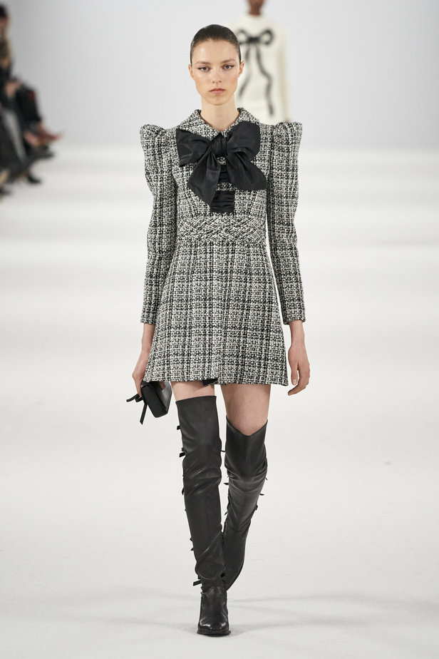 عرض أزياء مجموعة Carolina Herrera لموسم خريف وشتاء 2022 في نيويورك