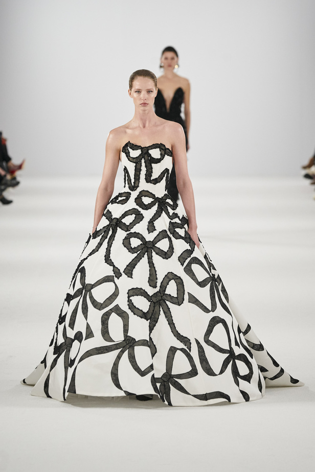 عرض أزياء مجموعة Carolina Herrera لموسم خريف وشتاء 2022 في نيويورك