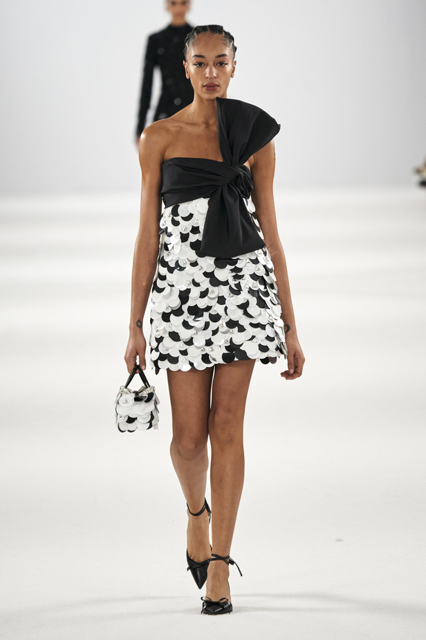 عرض أزياء مجموعة Carolina Herrera لموسم خريف وشتاء 2022 في نيويورك