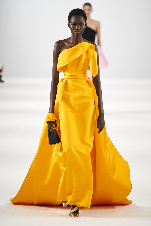 عرض أزياء مجموعة Carolina Herrera لموسم خريف وشتاء 2022 في نيويورك