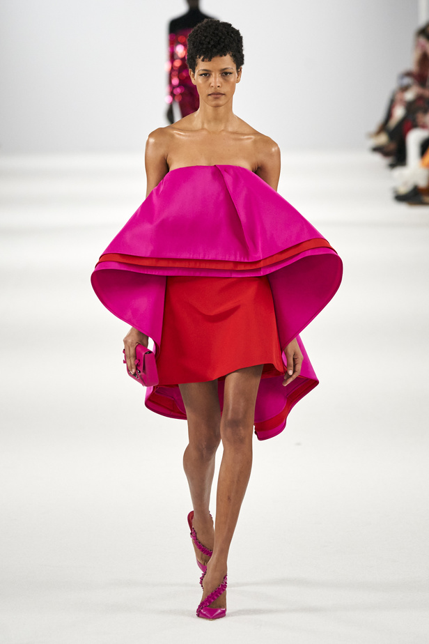 عرض أزياء مجموعة Carolina Herrera لموسم خريف وشتاء 2022 في نيويورك