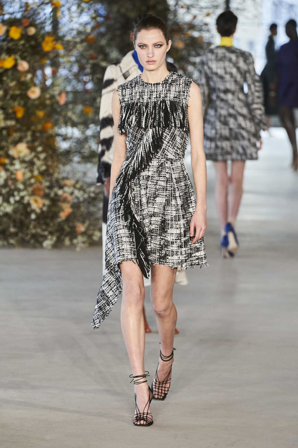 عرض أزياء مجموعة Jason Wu لموسم خريف وشتاء 2022 في نيويورك