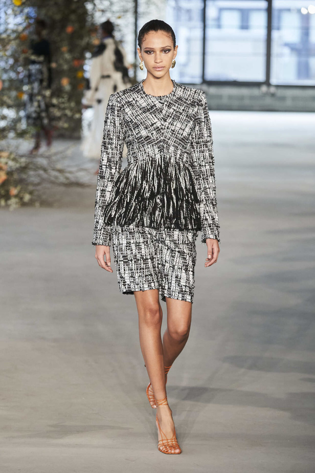 عرض أزياء مجموعة Jason Wu لموسم خريف وشتاء 2022 في نيويورك