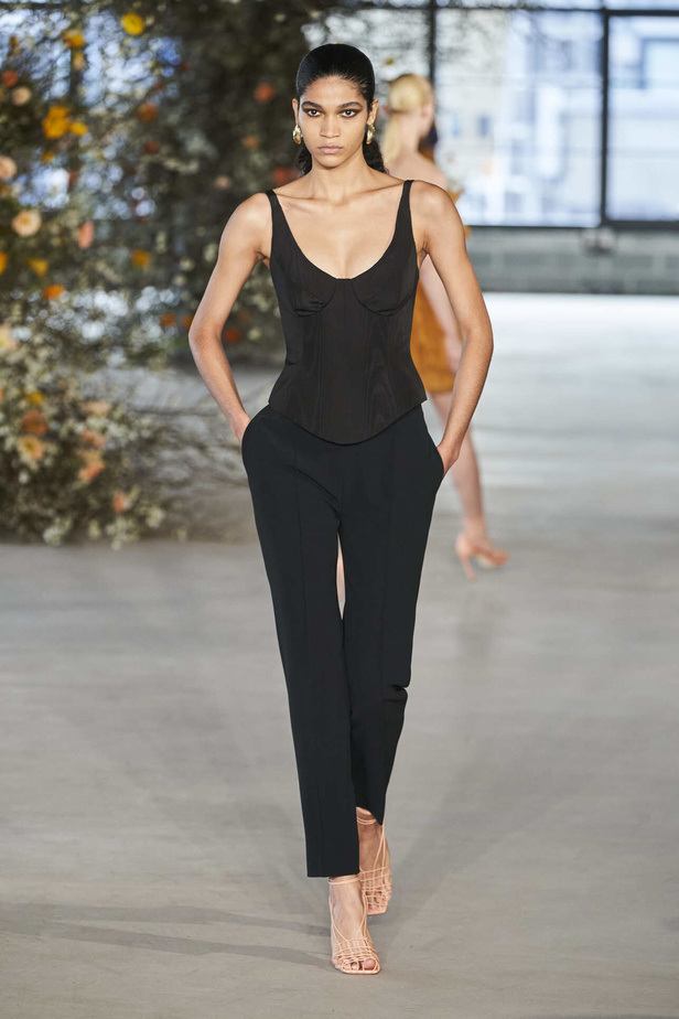 عرض أزياء مجموعة Jason Wu لموسم خريف وشتاء 2022 في نيويورك