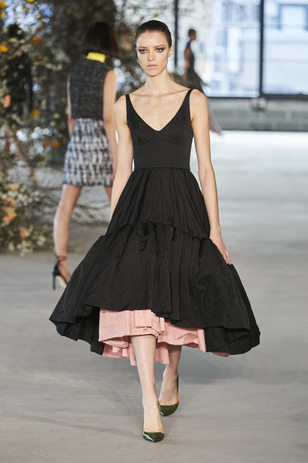 عرض أزياء مجموعة Jason Wu لموسم خريف وشتاء 2022 في نيويورك
