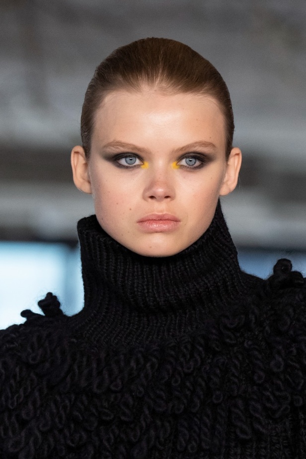 مكياج وتسريحات شعر عرض أزياء مجموعة Jason Wu لموسم خريف وشتاء 2022 في نيويورك