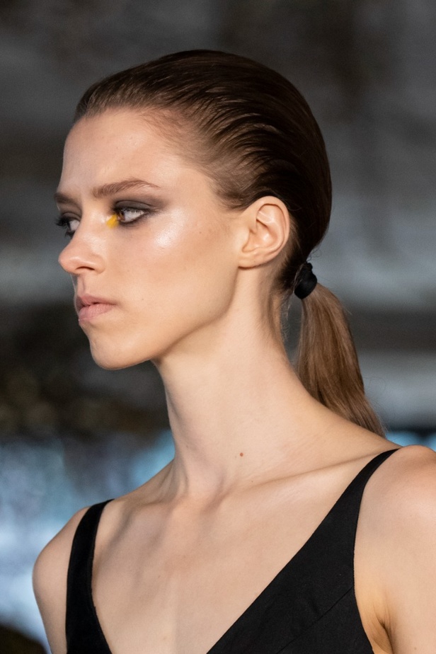 مكياج وتسريحات شعر عرض أزياء مجموعة Jason Wu لموسم خريف وشتاء 2022 في نيويورك