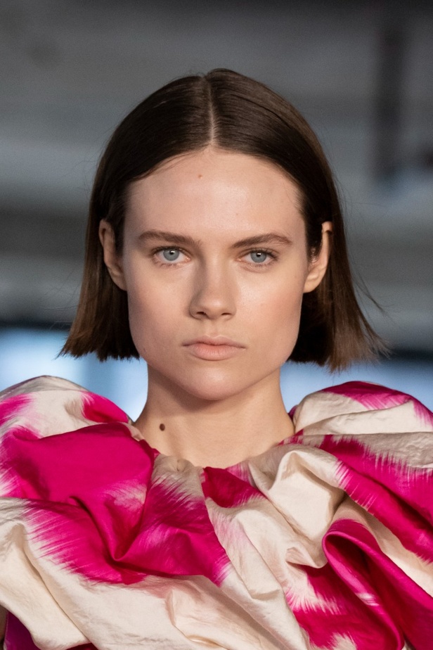 مكياج وتسريحات شعر عرض أزياء مجموعة Jason Wu لموسم خريف وشتاء 2022 في نيويورك