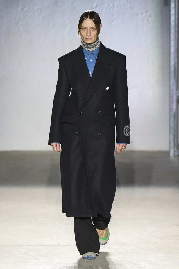 الألوان الحيادية والتصاميم الكلاسيكية سيطرت على عرض MM6 MAISON MARGIELA في ميلانو