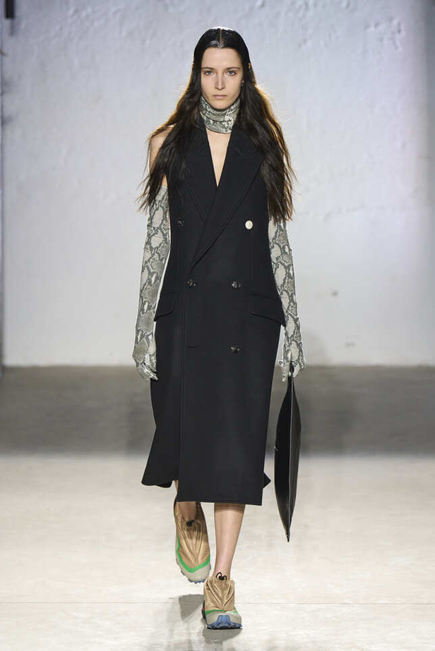 الألوان الحيادية والتصاميم الكلاسيكية سيطرت على عرض MM6 MAISON MARGIELA في ميلانو
