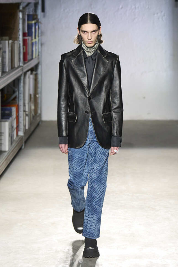 الألوان الحيادية والتصاميم الكلاسيكية سيطرت على عرض MM6 MAISON MARGIELA في ميلانو