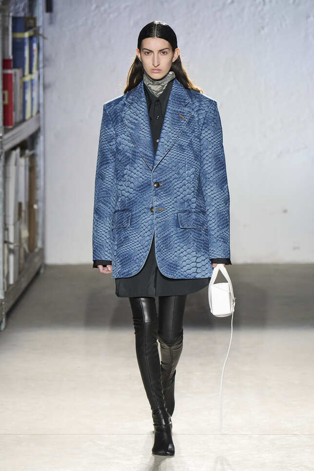 الألوان الحيادية والتصاميم الكلاسيكية سيطرت على عرض MM6 MAISON MARGIELA في ميلانو